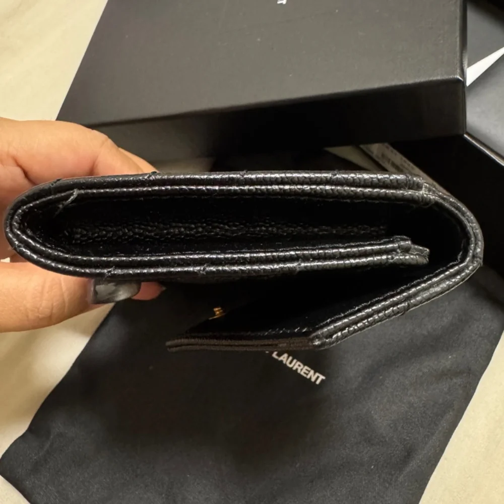 Yves Saint Laurent Monogramme Small Grain De Poudre Envelope Wallet - Picture 8 of 8